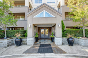 Park avenue residential building. Entrance view